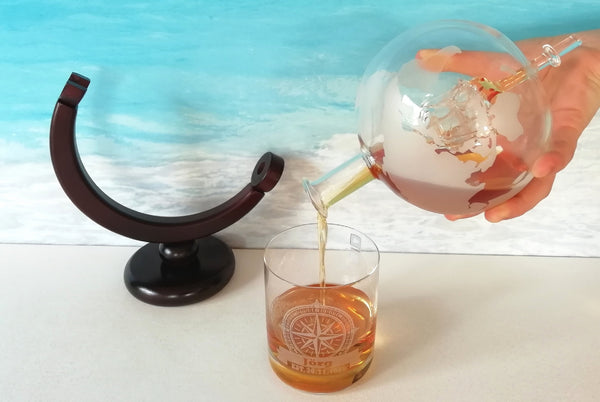 Globus Whisky Karaffe in der Hand als Geschenk