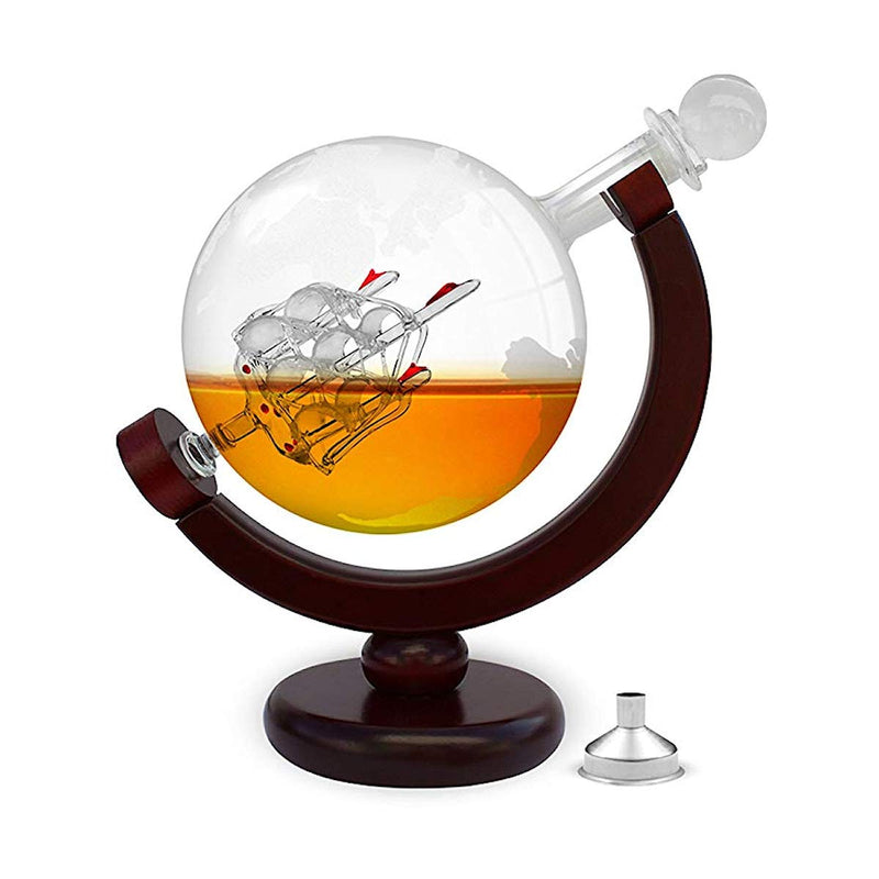 FORYOU24 Globus Whiskey Karaffe Glas Dekanter mit Ständer aus Holz I Whisky Karaffe luftdicht mit eingearbeitetem Segelschiff I Frauen- und Männergeschenke edel I 850 ml Globus Flasche vintage
