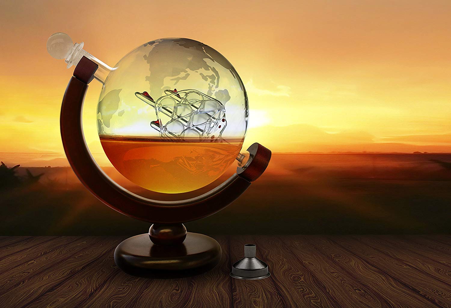 FORYOU24 Globus Whiskey Karaffe Glas Dekanter mit Ständer aus Holz I Whisky Karaffe luftdicht mit eingearbeitetem Segelschiff I Frauen- und Männergeschenke edel I 850 ml Globus Flasche vintage