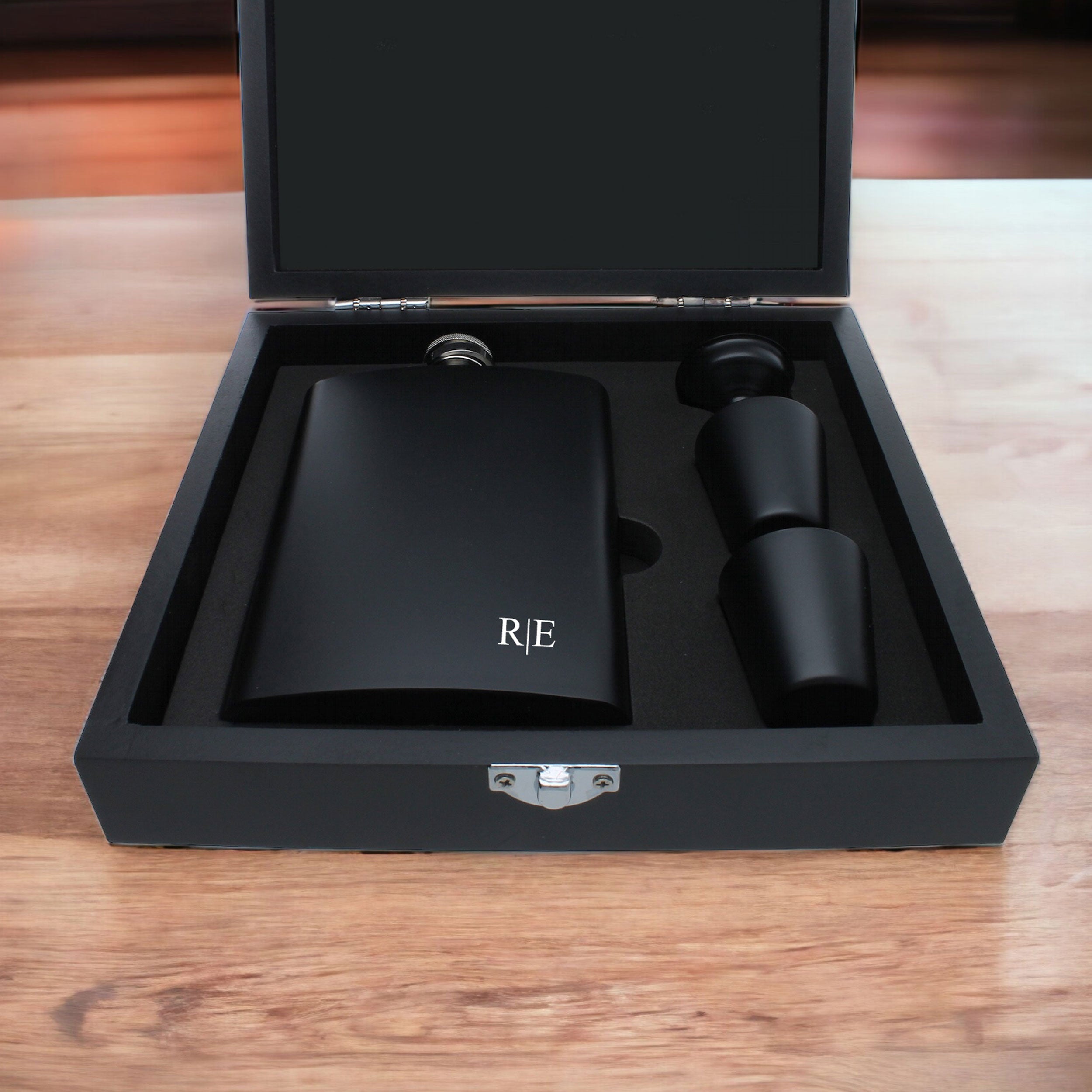 Flachmann schwarz mit Gravur als Geschenkset mit Becher Trichter Initialien FORYOU24