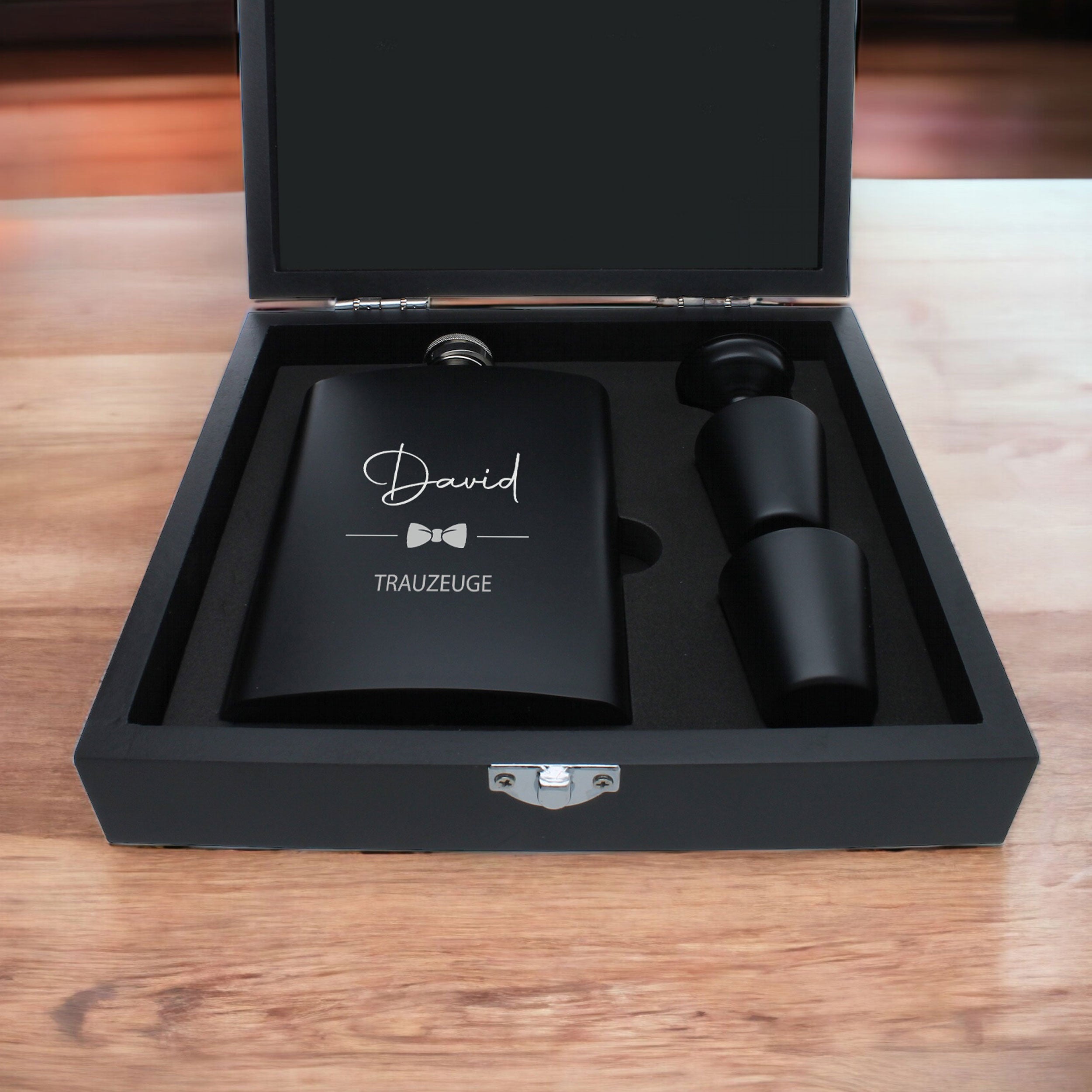 Flachmann schwarz mit Gravur als Geschenkset mit Becher Trichter Fliege FORYOU24