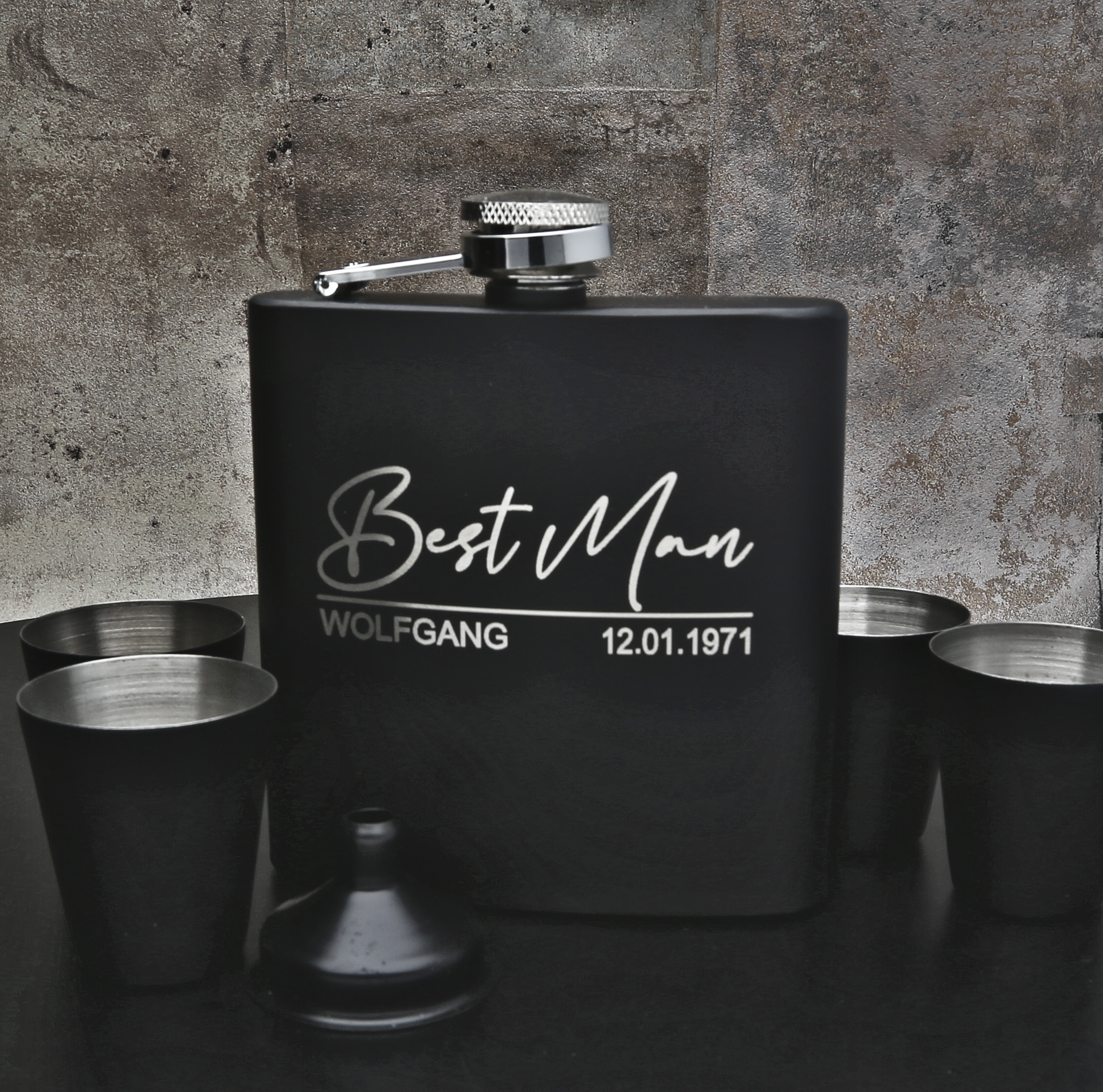 FORYOU24 Edelstahl Flachmann mit Gravur Set Matt-Schwarz mit Wunsch-Gravur Best Man 4 Becher, Trichter und Geschenkverpackung graviert mit Name Geschenkidee