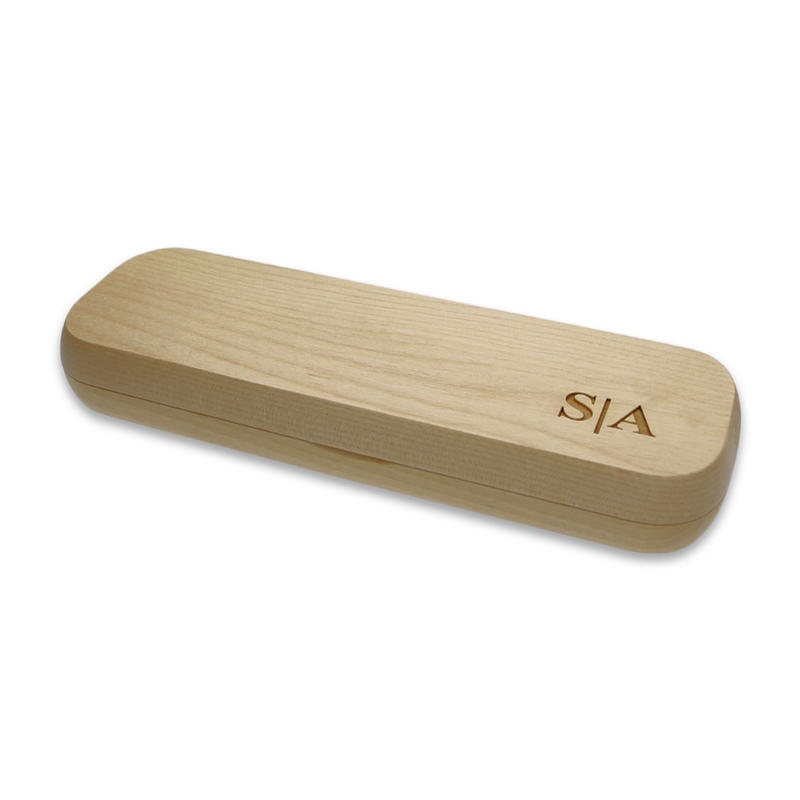 Holz-Kugelschreiber mit Gravur der Initiale in Geschenk-Schachtel