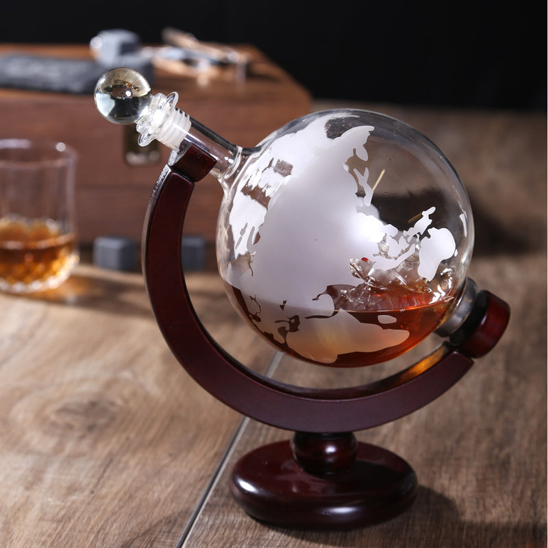 Whiskeykaraffe im Globus Design + Whiskeyglas mit Gravur